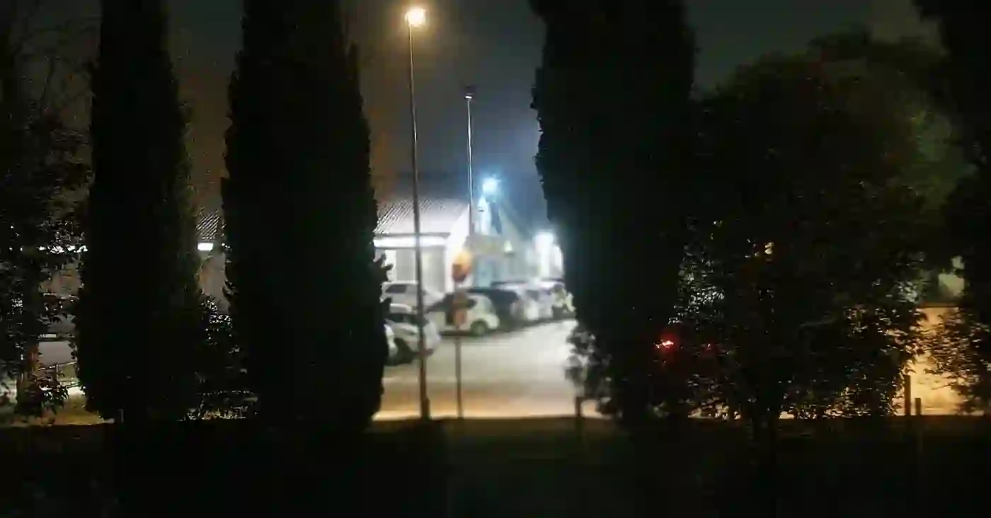 Esterno del capannone del centro ricreativo di Altivole, privo di insonorizzazione visibile
